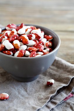 gri bir kabın içinde fasulye