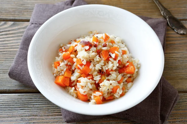 Gedünsteter Reis mit Karotten in einer weißen Schüssel — Stockfoto