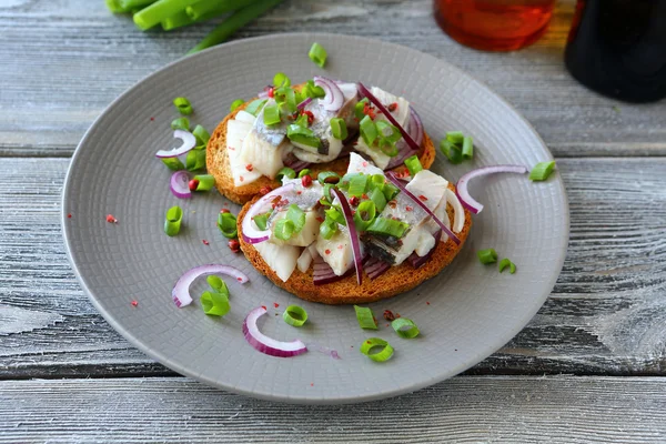 Canapés com arenque e cebola — Fotografia de Stock