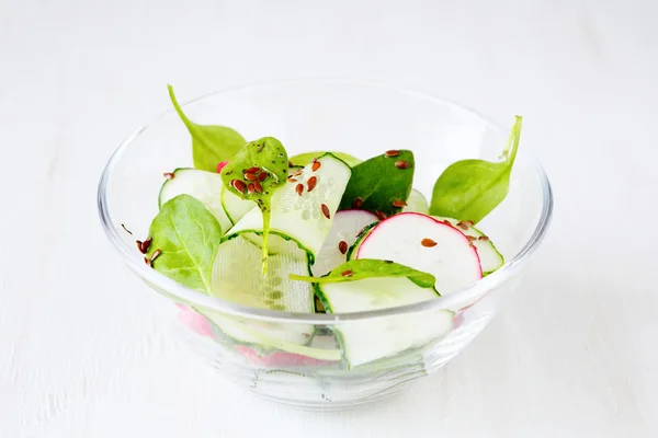Salada fresca com pepinos, rabanetes e manjericão — Fotografia de Stock