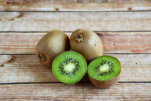 Quatro pedaços de kiwi — Fotografia de Stock