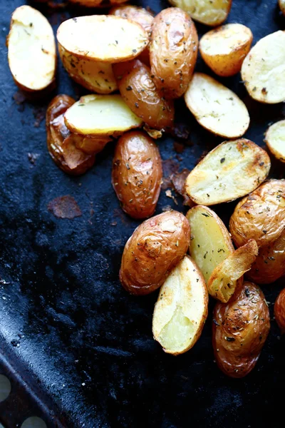 Gebakken aardappelen op een bakplaat — Stockfoto