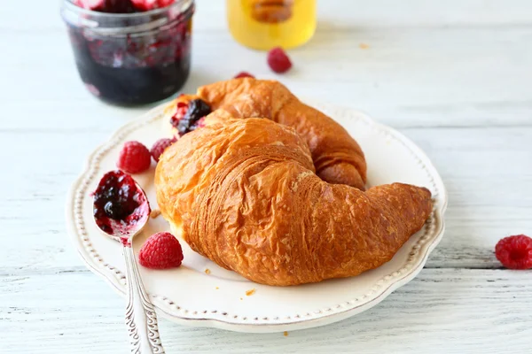 Delicious croissant with berries — Stock Photo, Image