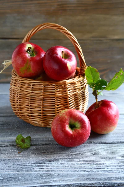 Süße Äpfel im Korb — Stockfoto