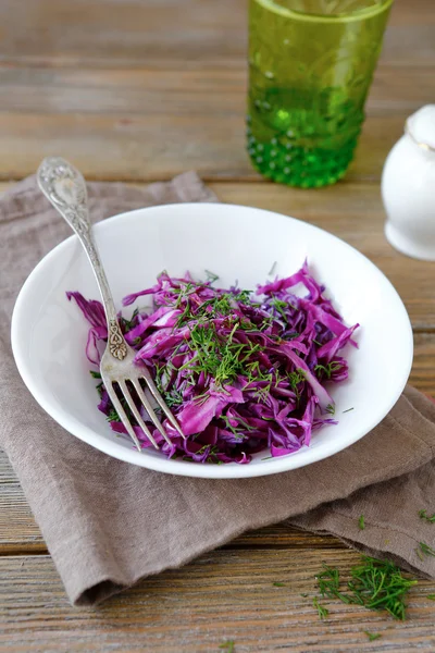 Salada de repolho rústica em uma tigela — Fotografia de Stock