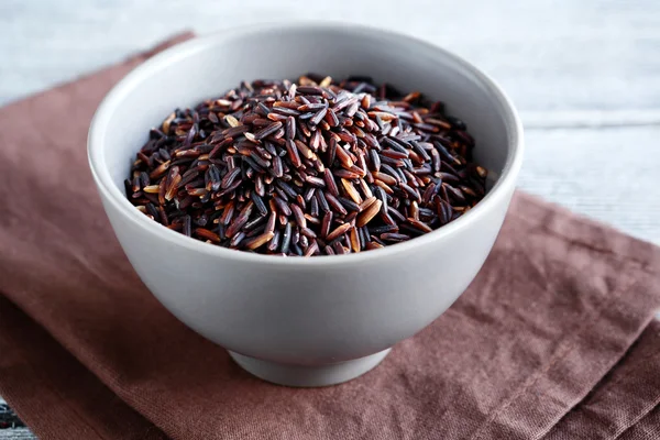 Bir kil kase çiğ siyah pirinç — Stok fotoğraf