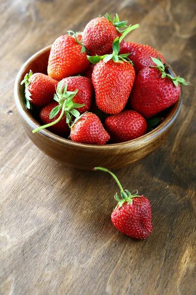 Fresh strawberries in a wooden bowl — Stock Photo, Image