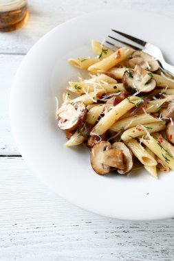 Penne makarna mantar ile