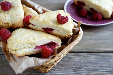 Scone con lampone in un cesto di vimini