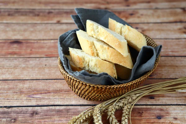 Zelfgebakken brood in houten kom — Stockfoto