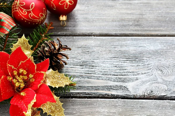 Rode kerstballen met bogen op een houten bord — Stockfoto