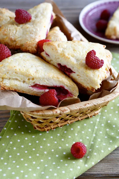 Scones faits maison dans un panier — Photo