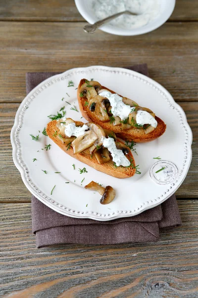 Bruschetta z grzybami i majonez — Zdjęcie stockowe