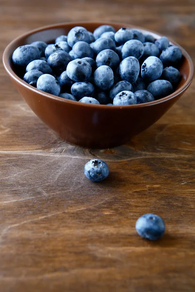 Färska blåbär i en skål — Stockfoto
