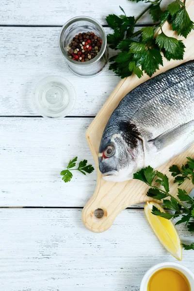 Dorado não cozido e especiarias no tabuleiro — Fotografia de Stock