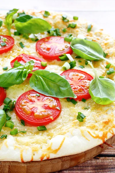 Fresh pizza with basil and cheese — Stock Photo, Image