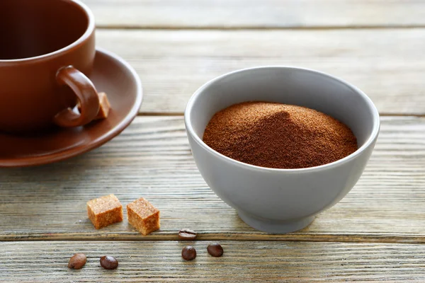 Café instantáneo con terrones de azúcar en un tazón —  Fotos de Stock