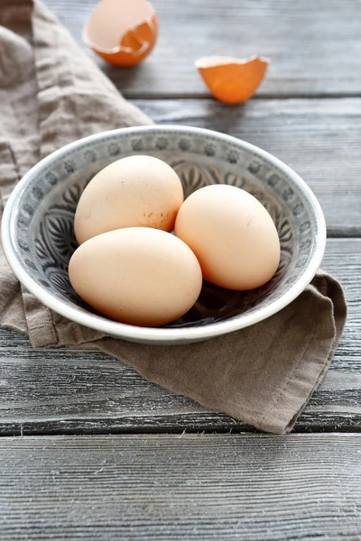 Färska ägg i en skål — Stockfoto