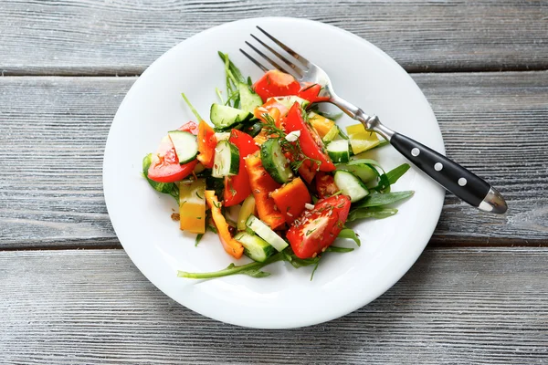 Кусочки свежих овощей в салате — стоковое фото