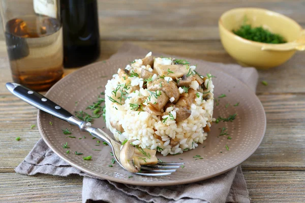 Arroz com cogumelos em uma chapa — Fotografia de Stock