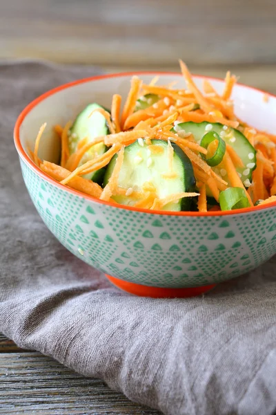 Salada leve com verduras em um boliche — Fotografia de Stock