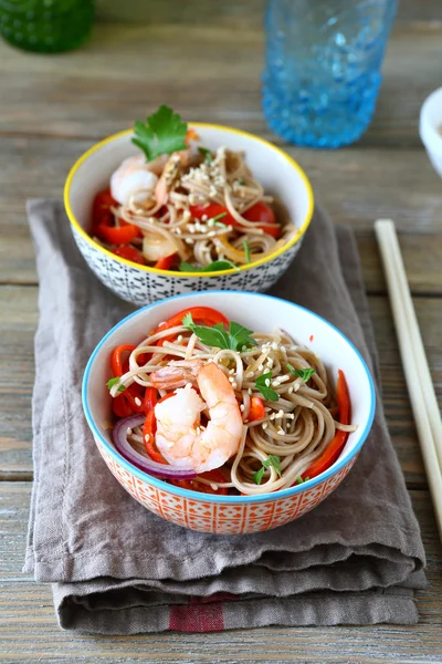 Two portions of noodles with prawns — Stock Photo, Image