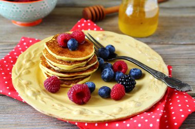 yaban mersini ve ahududu ile Pancakes