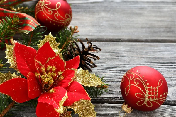 Рождественские красные шарики с луками на досках — стоковое фото