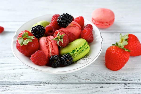 Morangos framboesas e mirtilos com macaroon — Fotografia de Stock