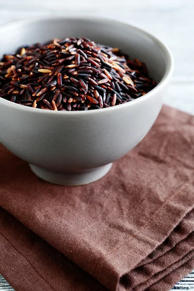 Arroz negro en un tazón de barro en servilleta —  Fotos de Stock