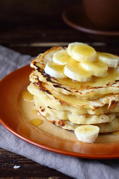 Crêpes sucrées au miel et bananes dans une assiette — Photo