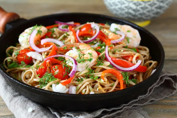 Fried noodles with vegetables and prawns — Stock Photo, Image