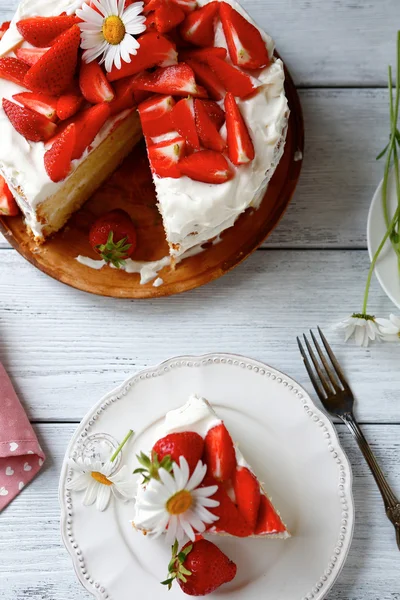 Tårta med jordgubbar och vaniljkräm — Stockfoto