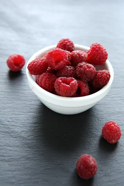 Fresh raspberries in a bowl — Stock Photo, Image