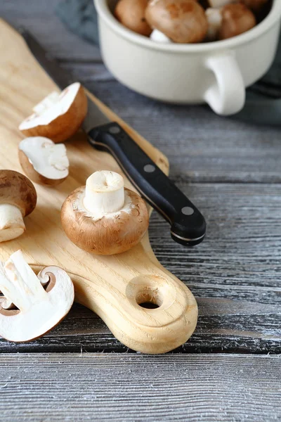 Mushrooms on a cutting board — Stock Photo, Image