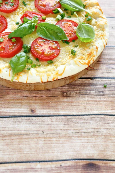 Leckere Pizza mit Tomaten — Stockfoto