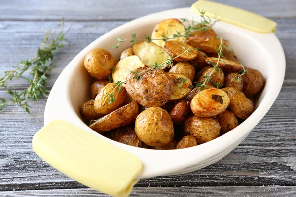 Запечена картопля в мисці Стокове Фото