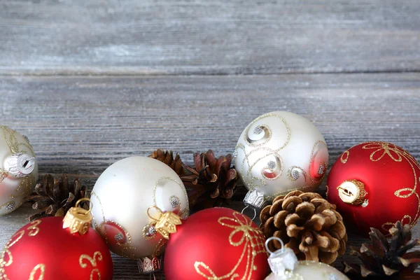 Рождественские украшения на деревянных досках — стоковое фото