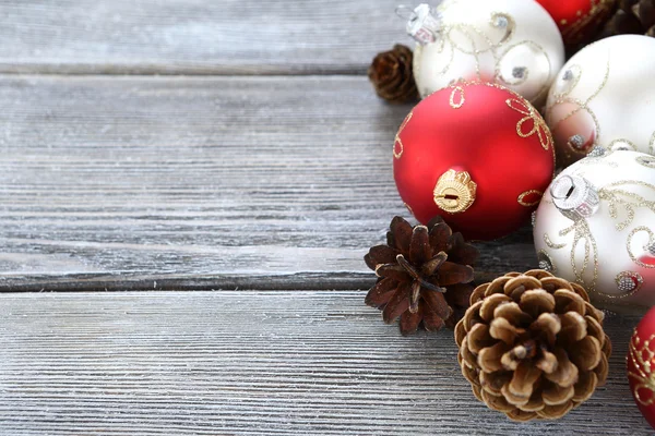 Kerstballen met denneappels — Stockfoto