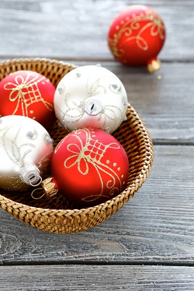 Красивые шары в деревянной чаше. Рождество — стоковое фото
