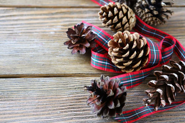 Cones Natal com fita — Fotografia de Stock