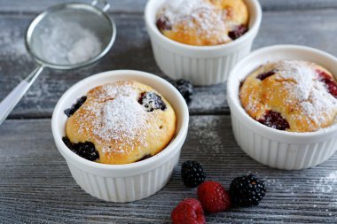 çilek ile üç muffin