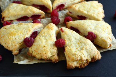 Ahududu tatlı çörek