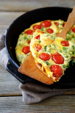 Frittata soğan ve domates ile