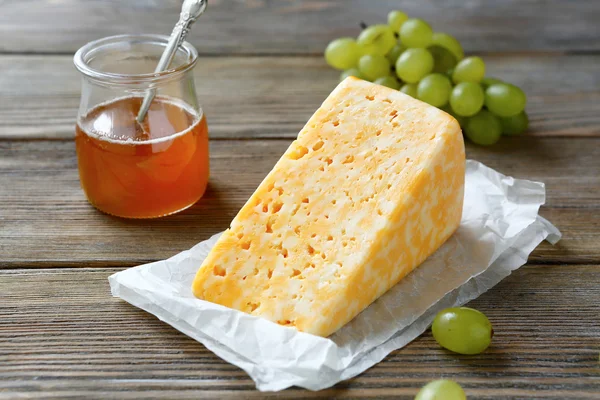 Cheese with fresh grapes and honey — Stock Photo, Image