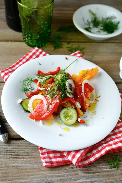 Salada de dieta fresca com cebola e pimentão — Fotografia de Stock