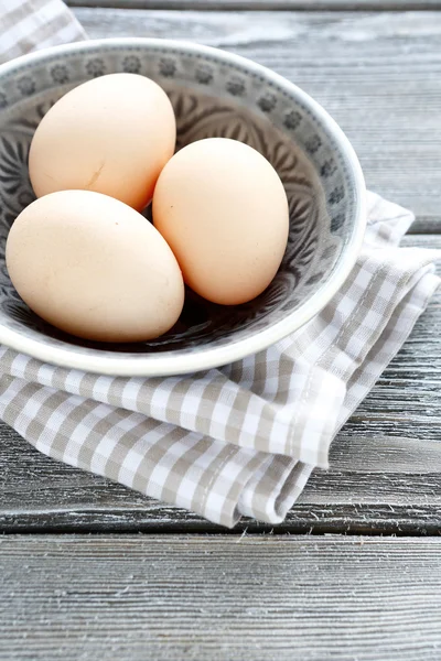 Huevos grandes en un tazón en las tablas — Foto de Stock