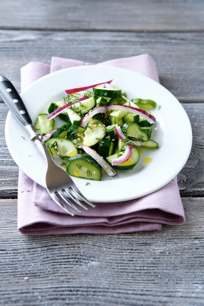 Salada com pepinos no prato — Fotografia de Stock