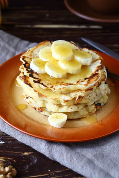 Crêpes sucrées au miel et bananes — Photo