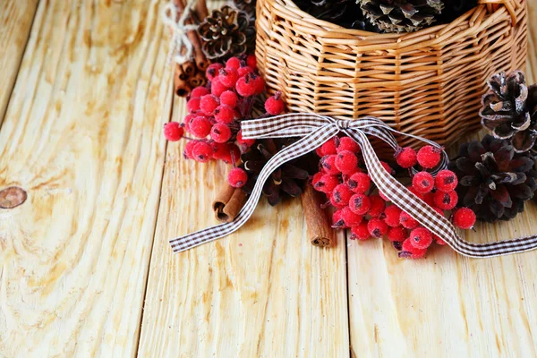 Cesta de madeira com cones de pinho — Fotografia de Stock